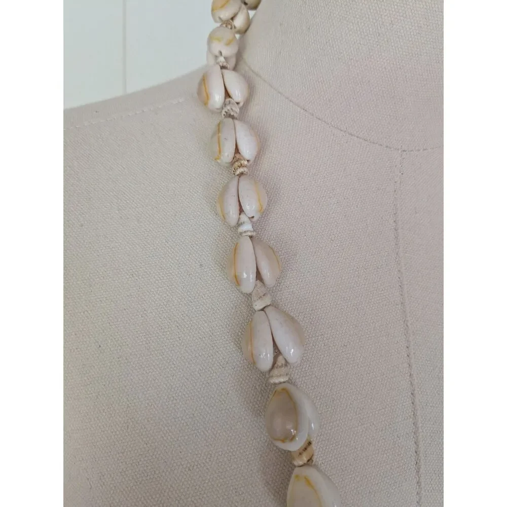 Vintage tan cowrie shell necklace - 18